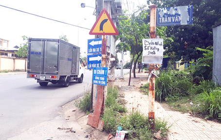 Một bảng tên đường đã cũ, bong tróc, không rõ tên đường và còn bị “chiếm dụng” để quảng cáo ở đầu đường Trần Văn Ơn (phường Bửu Hòa, TP.Biên Hòa).