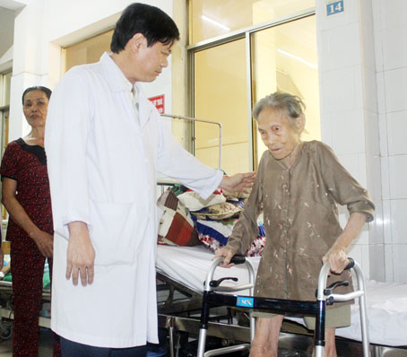 Bác sĩ CK II Nguyễn Tường Quang dặn dò cụ Trần Thị Hiền trước khi xuất viện về nhà.
