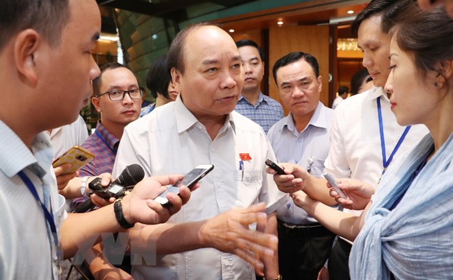 Thủ tướng Nguyễn Xuân Phúc trả lời phỏng vấn các cơ quan thông tấn, báo chí trong giờ giải lao. (Ảnh: Lâm Khánh/TTXVN)