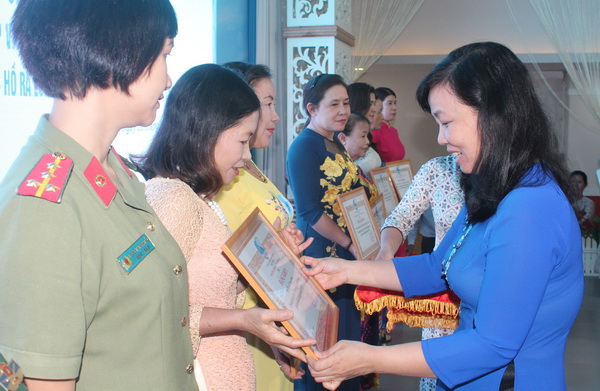 Đồng chí Lê Thị Cát Hoa, Phó trưởng ban Tuyên giáo Tỉnh ủy trao bằng khen cho các tập thể 