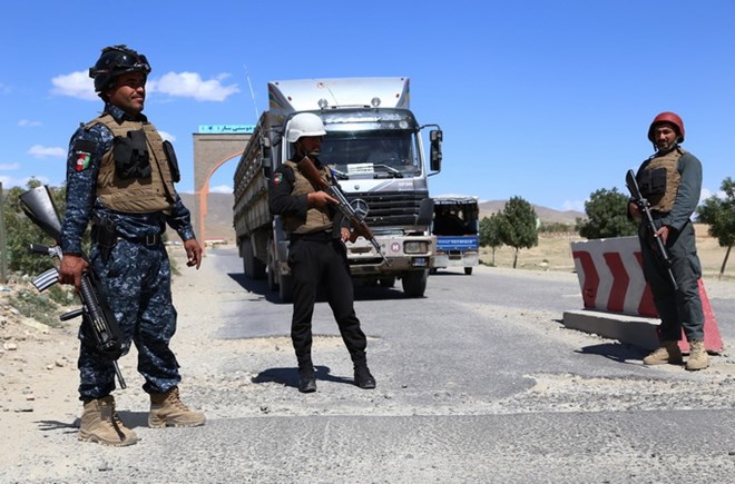 Lực lượng an ninh Afghanistan gác tại một chốt kiểm soát ở tỉnh Ghazni. (Nguồn: THX/TTXVN)
