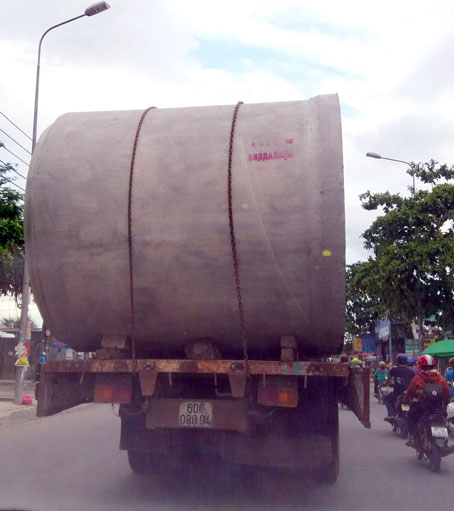 Xe tải chở cồng kềnh lưu thông trên đường Đồng Khởi (TP.Biên Hòa).