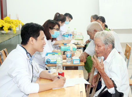 Đoàn viên, thanh niên các bệnh viện, Trường cao đẳng y tế Đồng Nai khám bệnh, cấp thuốc cho người dân có hoàn cảnh khó khăn tại huyện Định Quán.
