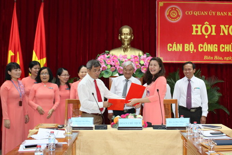 Chủ nhiệm Ủy ban Kiểm tra Tỉnh ủy Huỳnh Văn Hồng (bìa trái) tại hội nghị cán bộ công chức năm 2017.