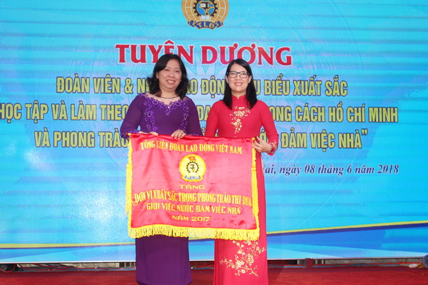 Chủ tịch Liên đoàn Lao động tỉnh Nguyễn Thị Như Ý tặng cờ thi đua cho tập thể Công đoàn cơ sở Bệnh viện nhi đồng Đồng Nai.