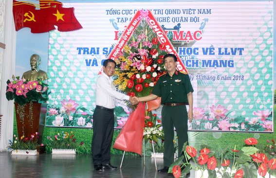 Trưởng ban Tuyên giáo Tỉnh ủy Thái Bảo tặng hoa chúc mừng Tạp chí Văn nghệ Quân đội