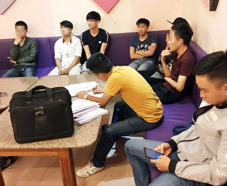Đội Cảnh sát điều tra tội phạm về kinh tế - ma túy Công an huyện Trảng Bom tiến hành lập biên bản xử lý nhiều đối tượng sử dụng ma túy trong một quán karaoke.
