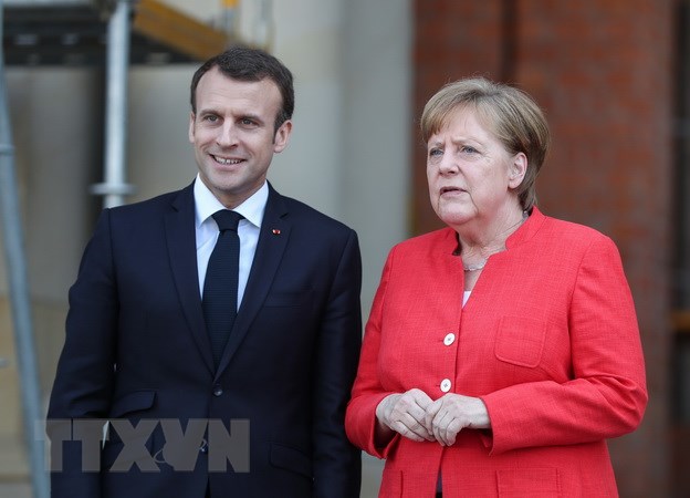 Tổng thống Pháp Emmanuel Macron (trái) đã có chuyến thăm và làm việc với Thủ tướng Đức Angela Merkel (phải) tại thủ đô Berlin, để thảo luận về tương lai của Liên minh châu Âu vào ngày 19/4. (Nguồn: THX/TTXVN)