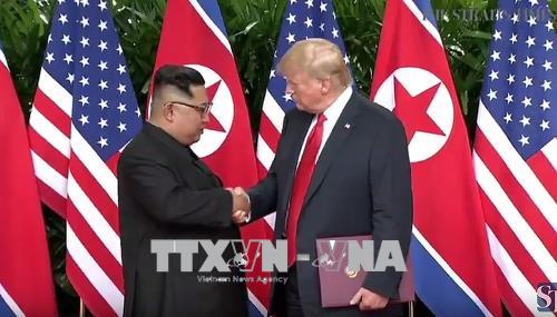  Tổng thống Mỹ Donald Trump (phải) và nhà lãnh đạo Triều Tiên Kim Jong-un sau lễ ký thỏa thuận. YONHAP/TTXVN.