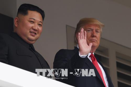 Tổng thống Mỹ Donald Trump (phải) sau cuộc hội đàm riêng với nhà lãnh đạo Triều Tiên Kim Jong-un (trái) tại Sentosa, Singapore ngày 12/6. AFP/ TTXVN
