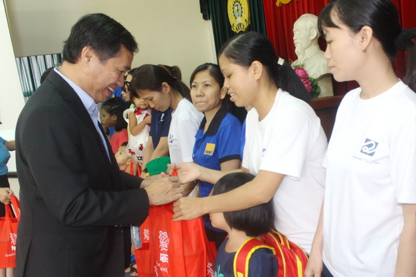 Ông Hoàng Nguyễn Bảo Ngọc, giám đốc Công ty TNHH Nestle Việt Nam tặng sữa cho nữ công nhân lao động khó khăn có con nhỏ.