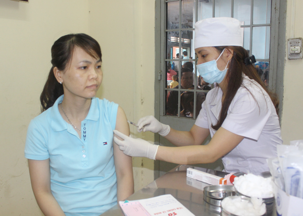  Người dân đến tiêm vaccine chủng ngừa bệnh cúm tại Trung tâm y tế dự phòng tỉnh sáng ngày 9-6.