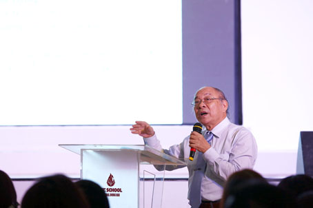 PGS-TS.Nguyễn Văn Thọ trình bày tham luận tại hội thảo.