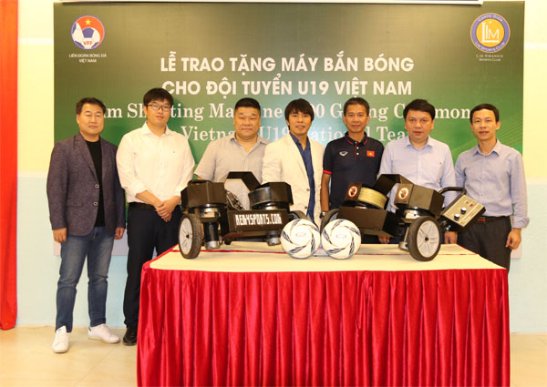 Đại diện Lim Sports Club trao máy bắn bóng cho VFF và U19 Việt Nam
