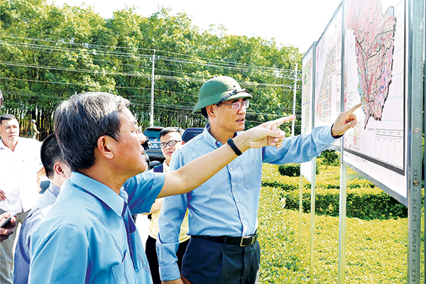 Chủ tịch UBND tỉnh Đinh Quốc Thái và Phó chủ tịch UBND tỉnh Trần Văn Vĩnh kiểm tra bản đồ quy hoạch khu vực Cảng hàng không quốc tế Long Thành