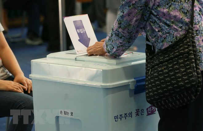 Cử tri bỏ phiếu trong cuộc bầu cử địa phương tại một điểm bầu cử ở Seoul, Hàn Quốc ngày 13/6. (Nguồn: THX/TTXVN)