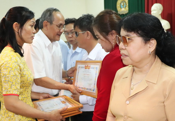 Chủ tịch Hội Người mù tỉnh Cao Nguyễn Huy tặng giấy khen cho các cá nhân có thành tích xuất sắc.
