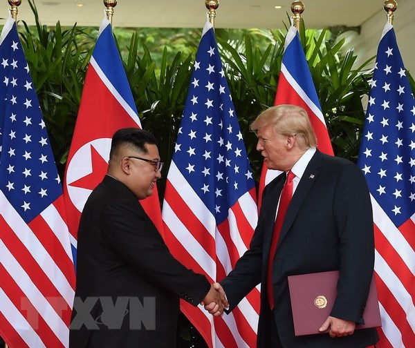 Tổng thống Mỹ Donald Trump (phải) và nhà lãnh đạo Triều Tiên Kim Jong-un tại Hội nghị thượng đỉnh Mỹ- Triều ở Singapore ngày 12-6. (Nguồn: AFP-TTXVN)