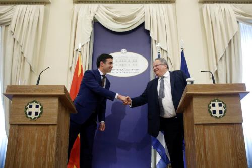 Ngoại trưởng Hy Lạp Nikos Kotzias (phải) và Ngoại trưởng Macedonia Nikola Dimitrov. Ảnh: reuters