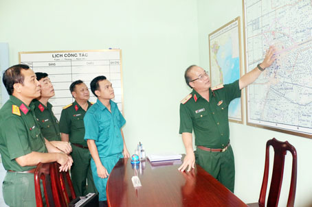 Thiếu tướng Du Trường Giang, Phó tư lệnh Quân khu 7, kiểm tra bản đồ công tác tại Ban Chỉ huy quân sự TX.Long Khánh.