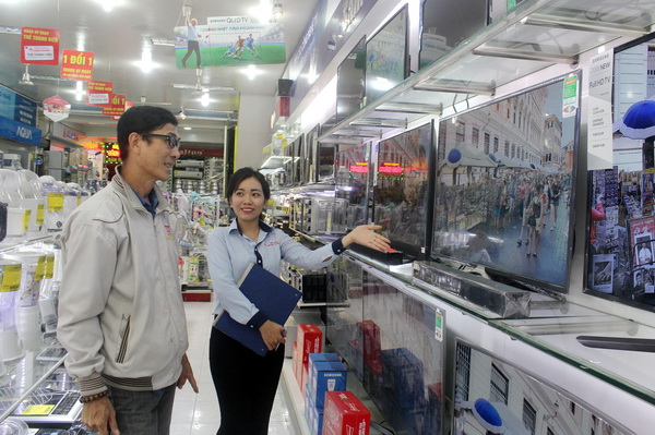 Khách hàng lựa chọn mua tivi tại Trung tâm điện tử, điện máy Công Thành (đường Cách Mạng Tháng Tám, TP.Biên Hòa) vào dịp World Cup 2018.