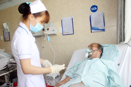 Điều dưỡng Khoa Hô hấp Bệnh viện đa khoa Đồng Nai theo dõi, chăm sóc bệnh nhân bị bệnh phổi tắc nghẽn mạn tính. Ảnh: H.DUNG