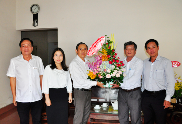 Đồng chí Phạm Tấn Linh tặng hoa cho lãnh đạo báo Đồng Nai