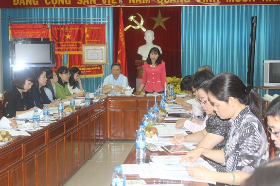 Bà Nguyễn Thị Thu Hiền, Trưởng Ban Văn hóa – xã hội HĐND tỉnh phát biểu kết luận tại cuộc họp.