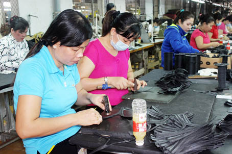 Lĩnh vực giày dép cần nhiều hóa chất cho sản xuất. Trong ảnh: Công nhân sản xuất giày dép tại Công ty cổ phần sản xuất giày dép cao su màu (TP.Biên Hòa).