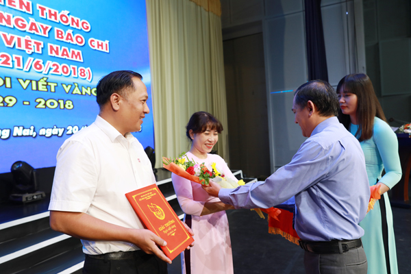 Phó trưởng ban Tuyên giáo Tỉnh ủy Phạm Tấn Linh trao giải nhất Ngòi viết vàng Đồng Nai cho nhóm phóng viên Đài PT-TH Đồng Nai.