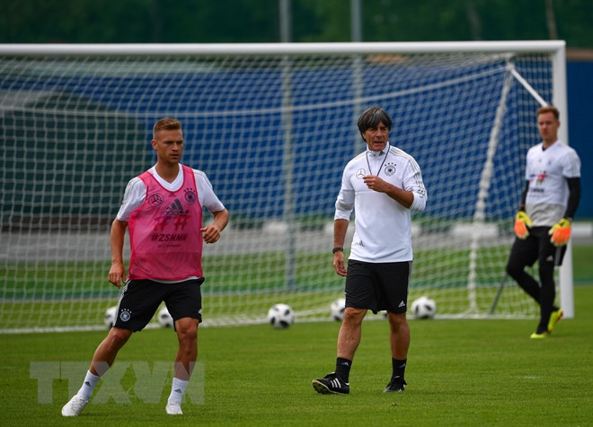 Huấn luyện viên Joachim Loew (giữa) trong buổi tập luyện của đội tuyển Đức ở Moskva, Nga. (Nguồn: THX/TTXVN)
