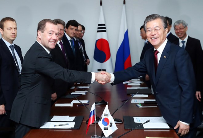 Tổng thống Hàn Quốc Moon Jae-in (phải) và Thủ tướng Nga Dmitry Medvedev. (Nguồn: Yonhap)