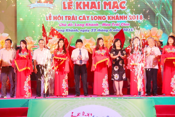 Các đại biểu cắt băng khai mạc lễ hội trái cây Long Khánh năm 2018.