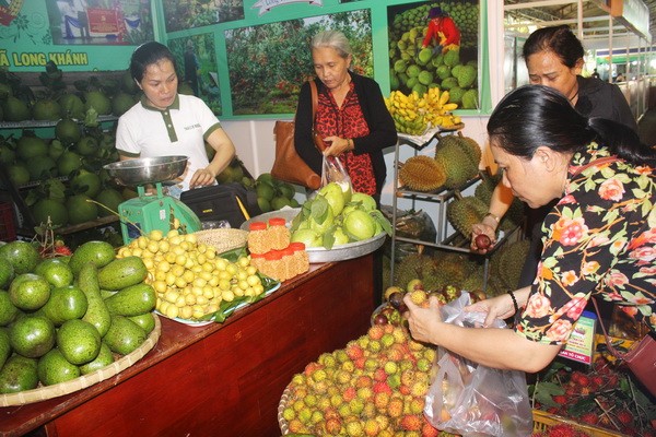 Lễ hội trái cây Long Khánh thu hút rất đông khách tham quan , mua sắm