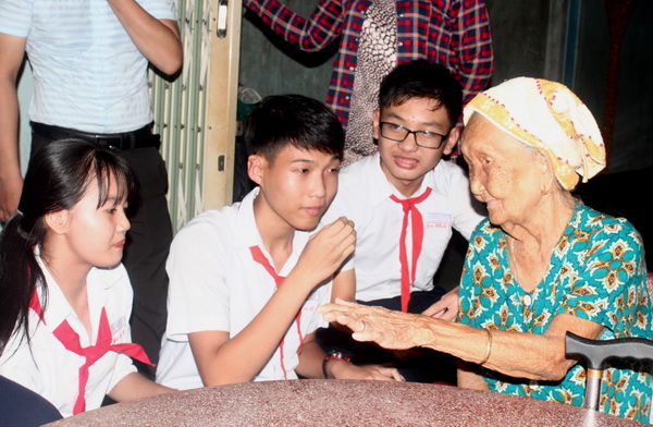 Đội viên, học sinh thăm, trò chuyện với Bà mẹ Việt Nam anh hùng Hồ Thị Mai, ở xã Long Thọ, huyện Nhơn Trạch.