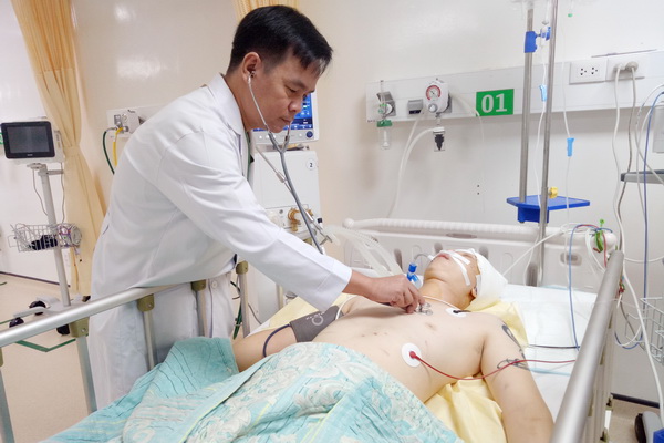 Bác sĩ Hà Văn Dần, Trưởng khoa Gây mê hồi sức tích cực Bệnh viện đại học Y dược Shingmark kiểm tra tình hình bệnh nhân L.Q.C.