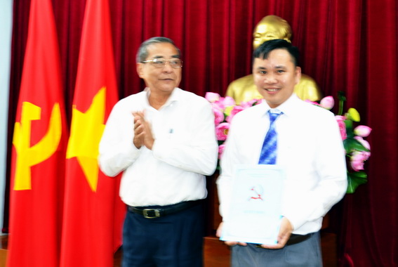 Đồng chí Trần Văn Tư, Phó bí thư thường trực Tỉnh ủy trao Quyết định bổ nhiệm cho đồng chí Nguyễn Thanh Tú.