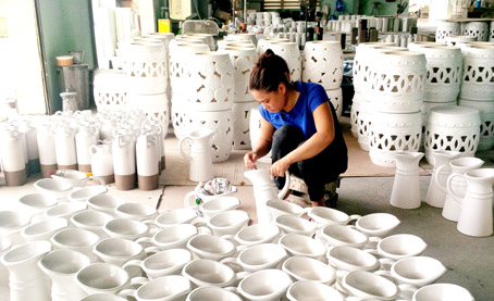 Sản xuất gốm xuất khẩu tại Hợp tác xã Thái Dương (xã Hóa An, TP.Biên Hòa).