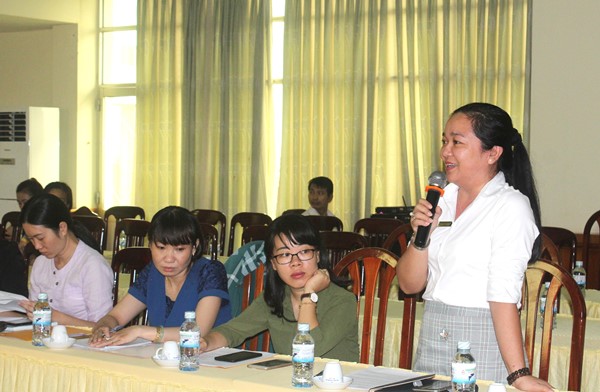 Bà Nguyễn Thị Minh Trang, Phó giám đốc phụ trách Bưu điện tỉnh phát biểu tại hội nghị 