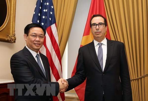 Phó Thủ tướng Vương Đình Huệ gặp, làm việc với Bộ trưởng Tài chính Hoa Kỳ Steven Mnuchin. (Ảnh: TTXVN phát)