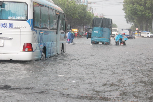 Ngập nước trên đường Nguyễn Ái Quốc khu vực Công viên 30-4 qua những trận mưa gần đây