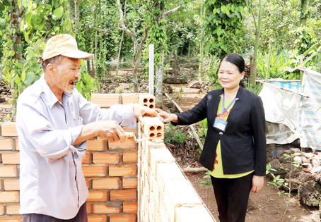 Bà Nguyễn Thị Hoanh, Chủ tịch Ủy ban MTTQ xã Phú Thịnh (huyện Tân Phú), đến thăm hộ nghèo Lê Hồng Quân (ngụ ấp 1) được bà vận động 40 triệu đồng để xây nhà tình thương.