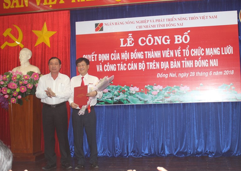 Ông Trương Phong Vũ (cầm hoa) được bổ nhiệm là phó giám đốc Agribank Chi nhánh Đồng Nai.   
