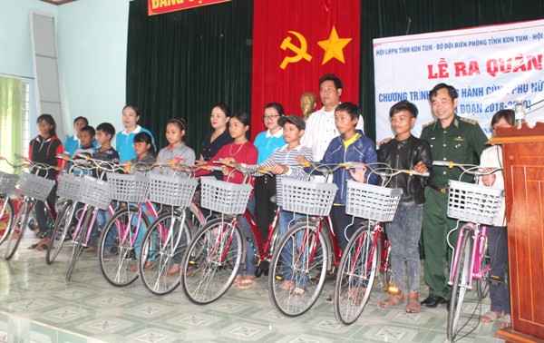 Đại diện Hội Liên hiệp phụ nữ tỉnh Đồng Nai, Kon Tum và Bộ chỉ huy Bộ đội biên phòng tỉnh Kon Tum tặng xe đạp cho học sinh khó khăn 