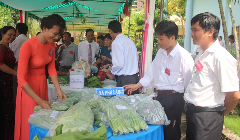 Các đại biểu tham quan khu trưng bày sản phẩm nông nghiệp tiêu biểu của huyện Tân Phú. Ảnh: B.Nguyên