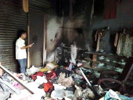 Toàn bộ quần áo bên trong shop quần áo của ông Đinh Văn Nhật (phường Trảng Dài, TP.Biên Hòa) đều bị cháy hết.
