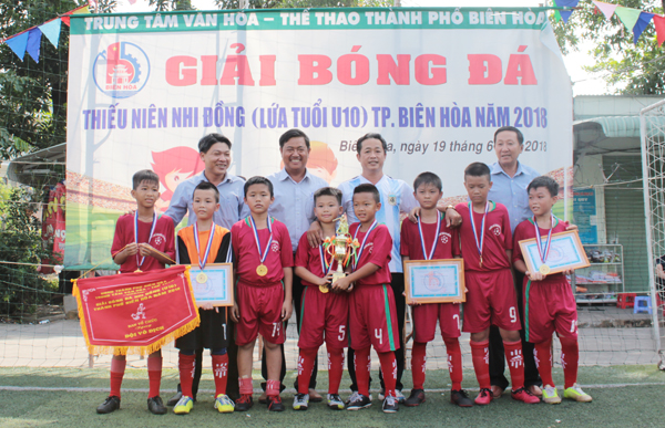 Ban tổ chức trao cúp vô địch cho đội phường Tam Hòa