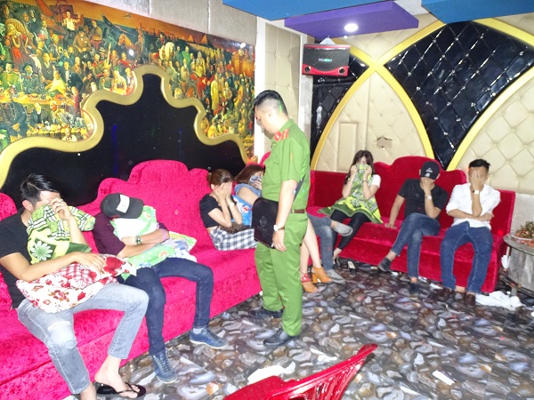 Lực lượng công an bắt quả tang các đối tượng đang sử dụng trái phép chất ma túy tại quán Karaoke 6677