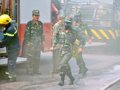 Lực lượng vũ trang tỉnh tham gia diễn tập phòng cháy, chữa cháy, cứu nạn, cứu hộ nhà cao tầng. Ảnh: Tư liệu
