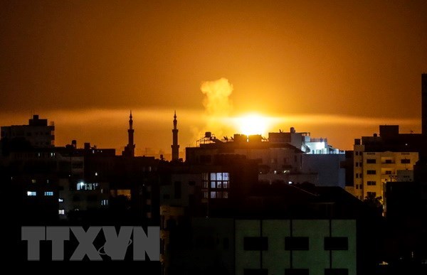 Khói bốc lên sau các cuộc không kích của Israel xuống dải Gaza. (Nguồn: THX/TTXVN)